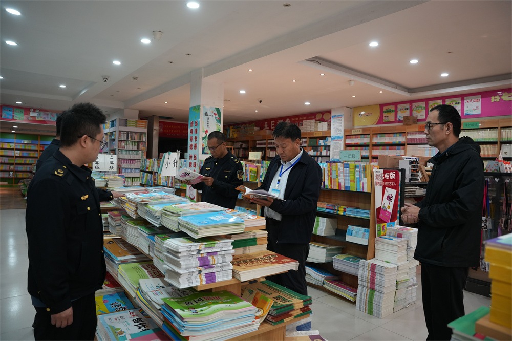 11月13日，隆尧县开展“扫黄打非”专项联合执法行动。王铄摄