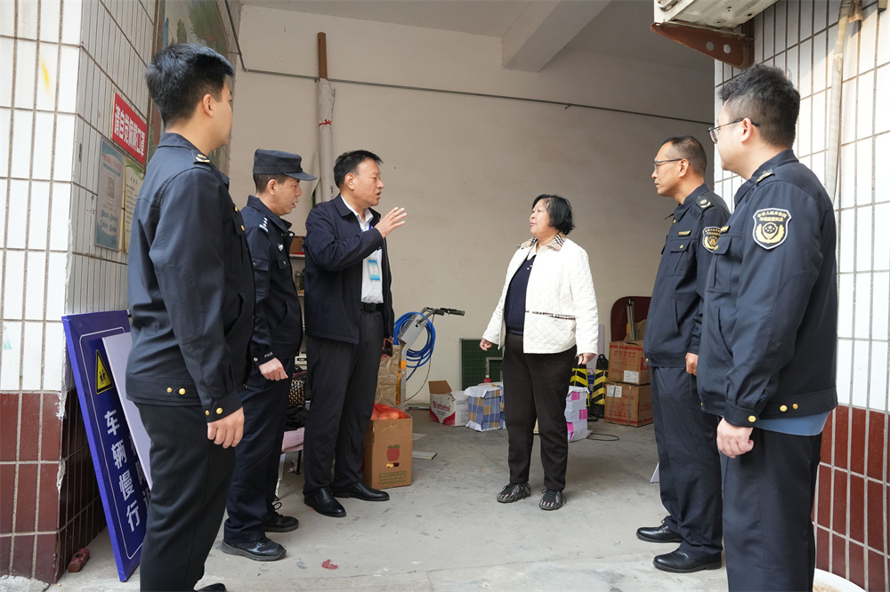11月13日，隆尧开展“扫黄打非”专项联合执法行动。王铄摄