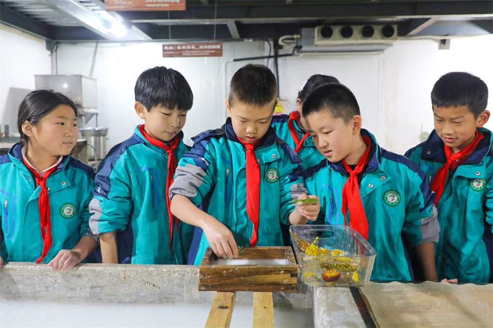 11月13日，在竞秀区宝虹艺术博物馆，孩子们体验古法造纸技艺。孙雨祺摄