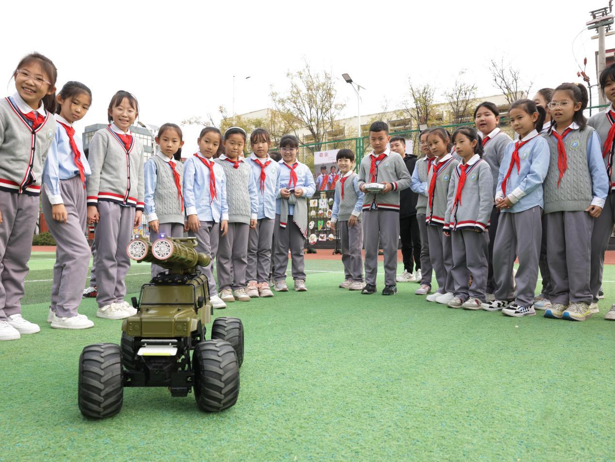 學生們正在體驗車模操作。楊晨攝