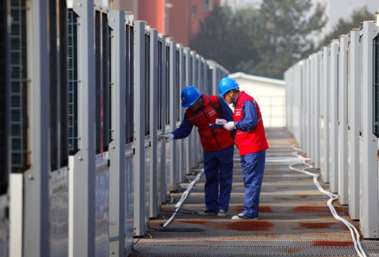 國網趙縣供電公司工作人員對李春大道空氣能供熱站主設備進行巡視檢查。侯西果攝