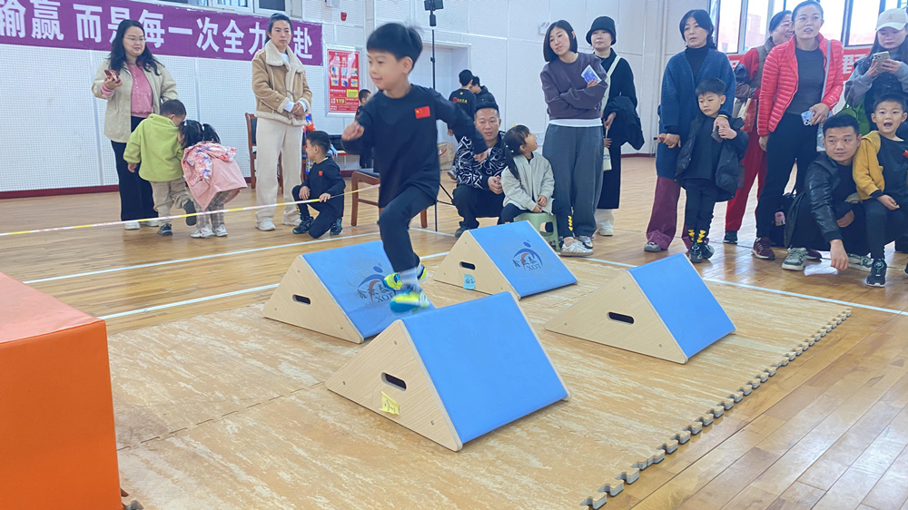 小选手正在参加“坦克墩”项目比赛。王武超摄