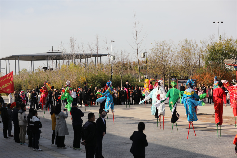 11月17日，高蹺演員在滄州鐵獅與舊城遺址公園景區表演。田博攝