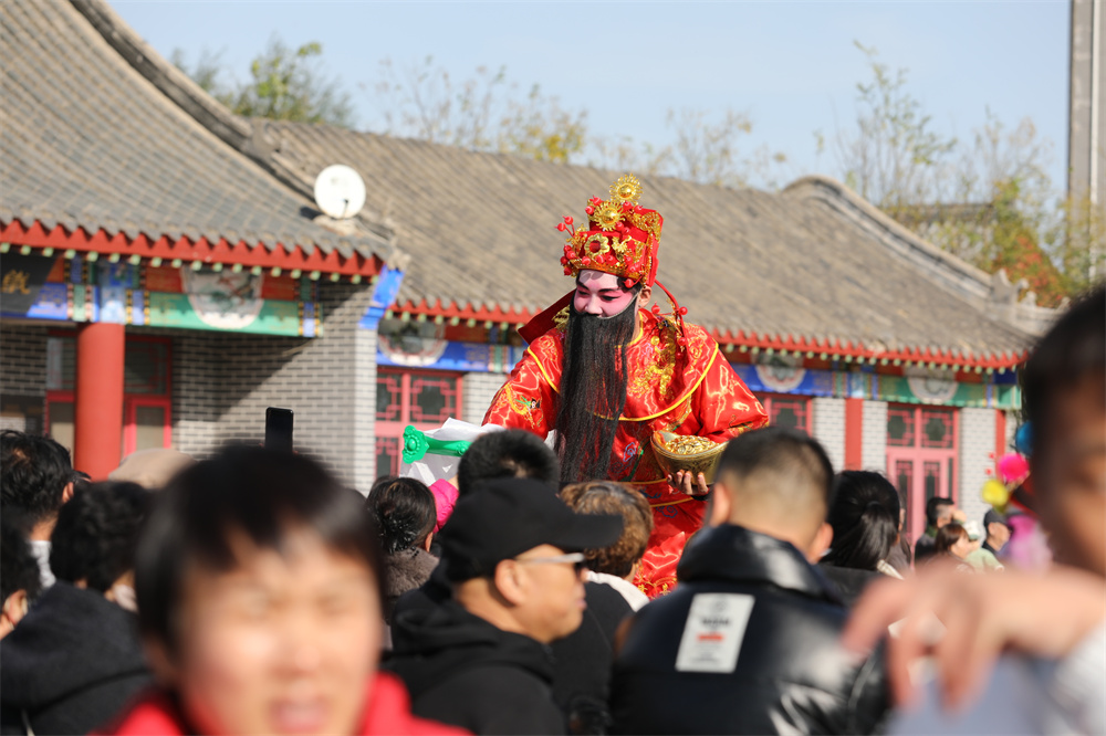 11月17日，高蹺演員在滄州鐵獅與舊城遺址公園景區表演。田博攝