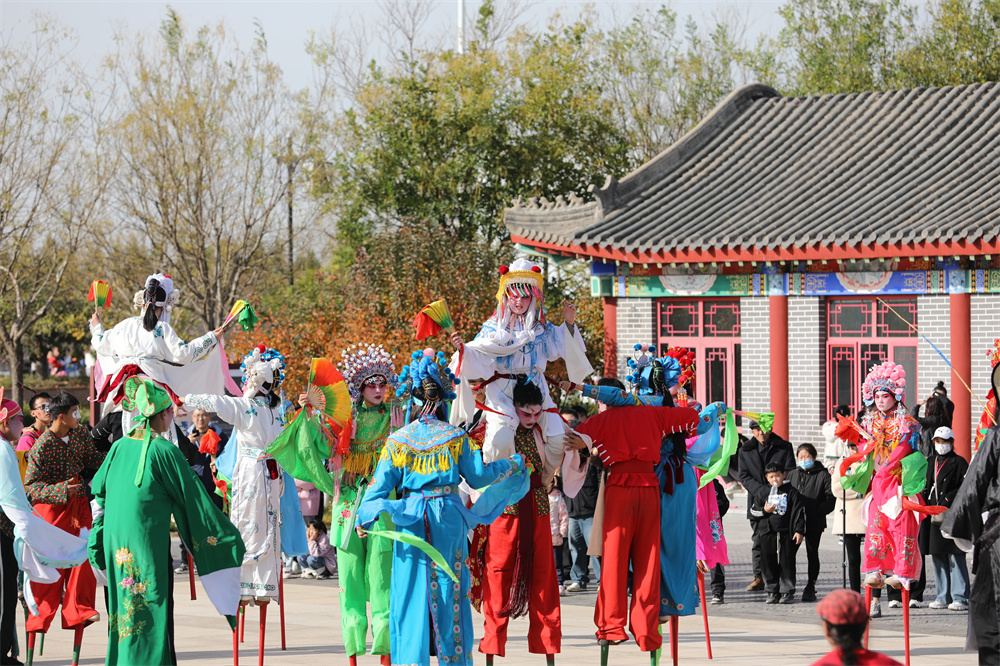 11月17日，高蹺演員在滄州鐵獅與舊城遺址公園景區表演。田博攝