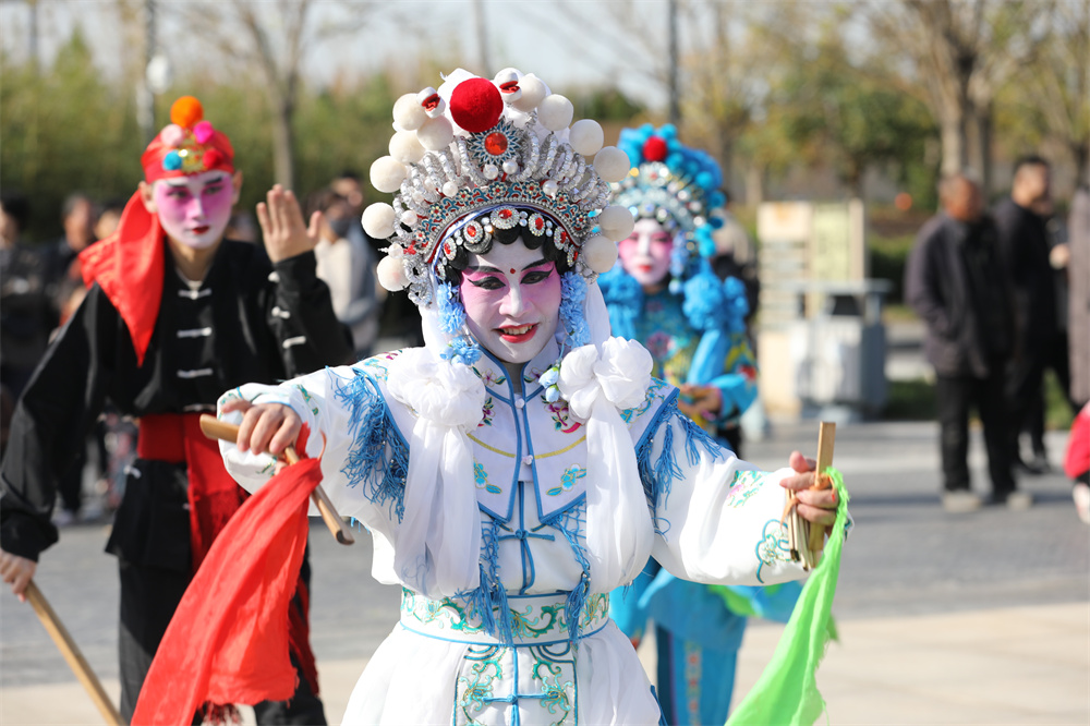 11月17日，落子演員在滄州鐵獅與舊城遺址公園景區表演。田博攝