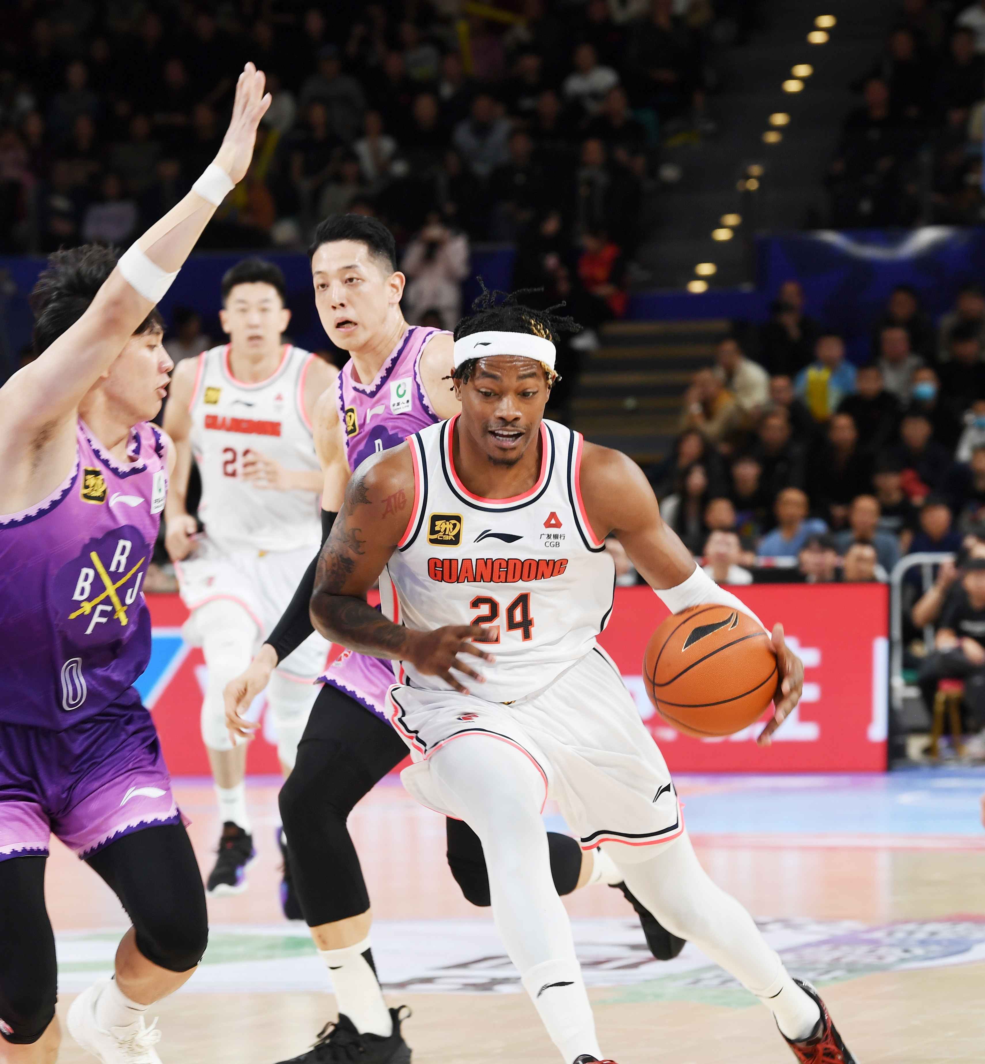 广东东阳光球员阿姆斯（右）在比赛中带球突破。白永民摄