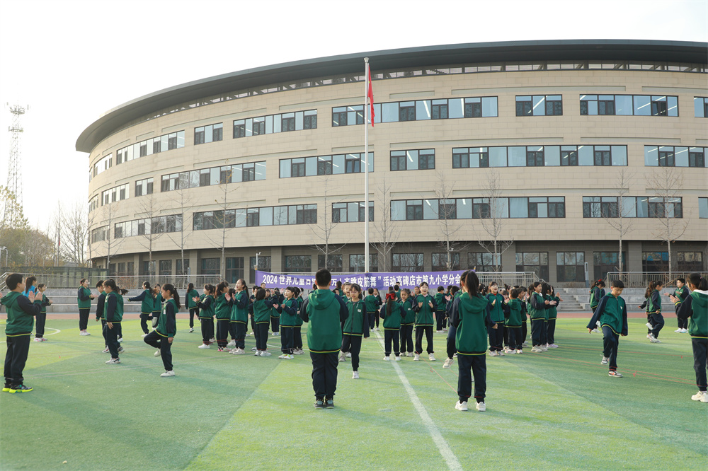 11月19日，在高碑店市第九小學，學生跳皮筋舞。馬凱攝