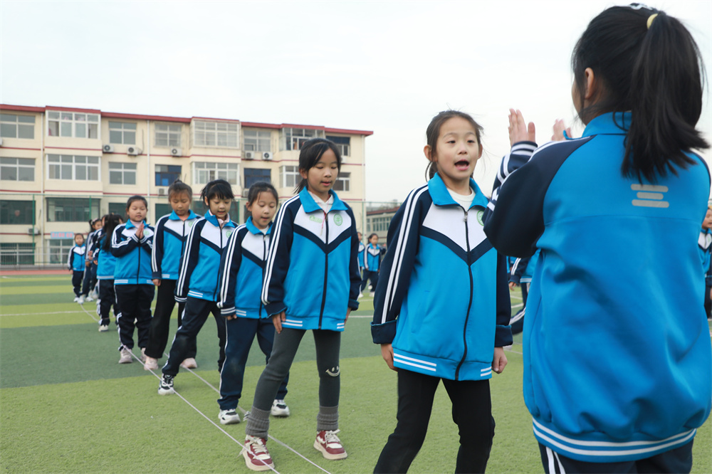 11月19日，在高碑店市幸福路小學，學生哼唱歌謠跳皮筋舞。馬凱攝