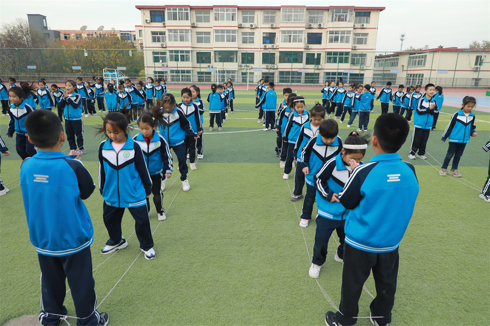 11月19日，在高碑店市幸福路小學，學生動作靈動，整齊劃一跳皮筋舞。馬凱攝