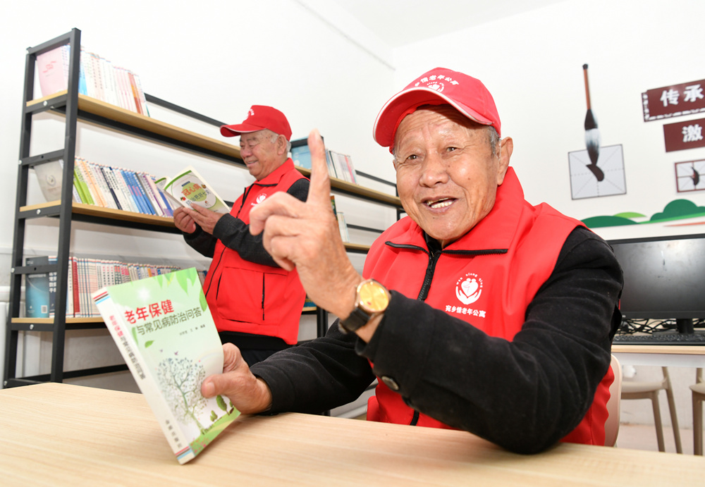 老人在孟村回族自治縣鹽百社區日間照料服務站圖書室挑選閱讀書籍。何學林攝