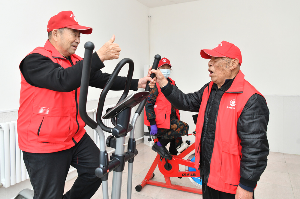 老人在孟村回族自治县盐百社区日间照料服务站健身室活动娱乐。何学林摄