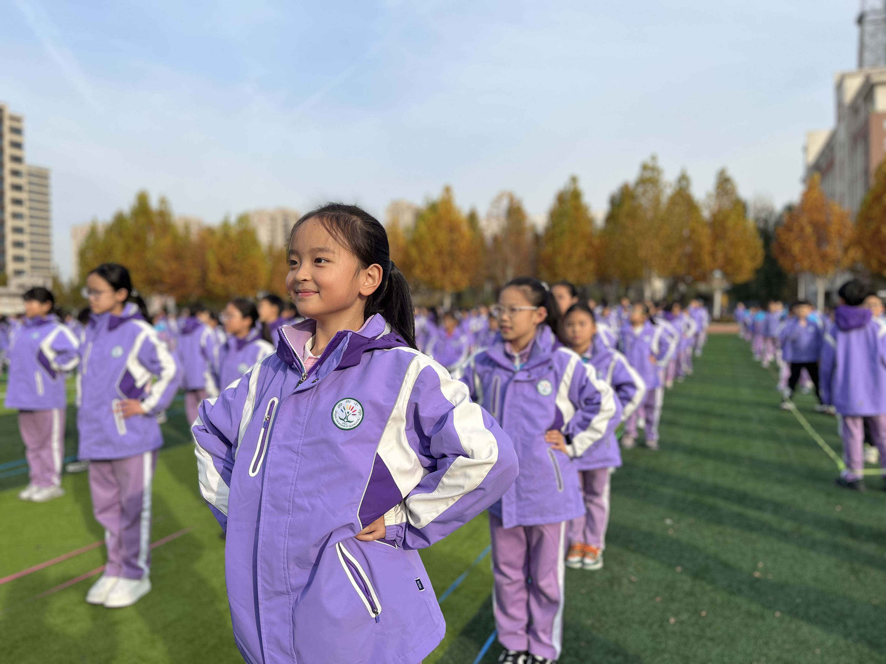 11月18日，西街小學學生們雙手叉腰准備跳皮筋舞。常繼德攝