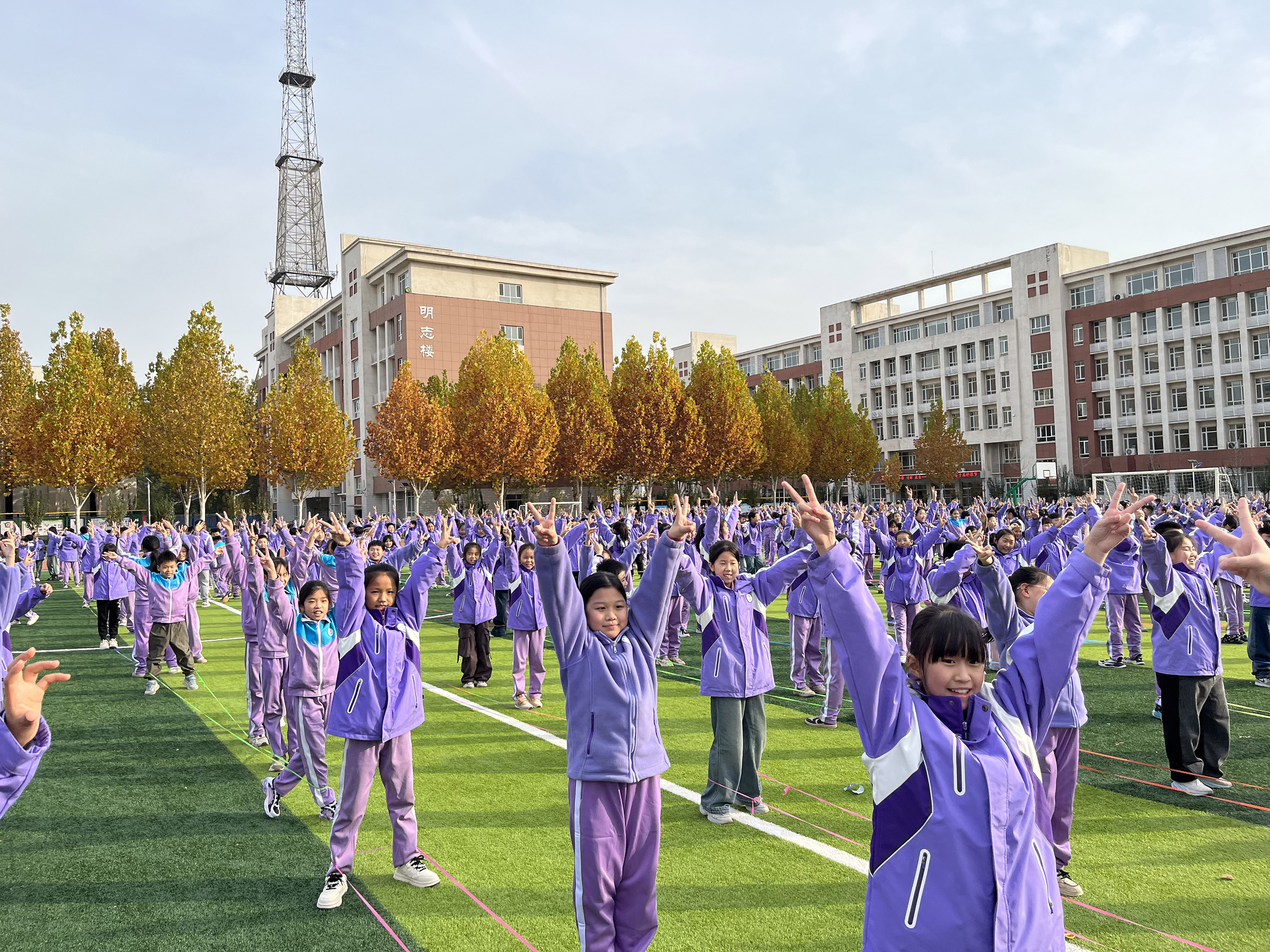 11月18日，西街小學學生們跳皮筋舞。常繼德攝