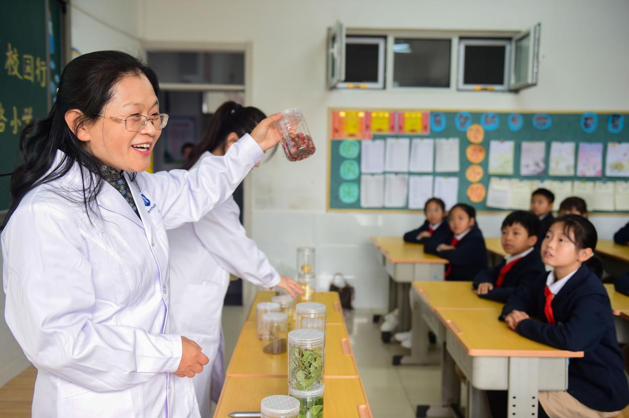 中药师就简单的中药知识和孩子们交流。邓小燕摄