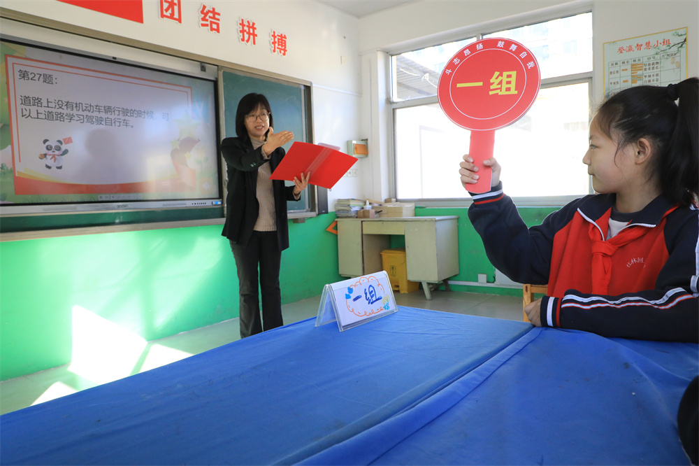 11月26日，小學生在進行交通安全知識競賽。劉金忠攝