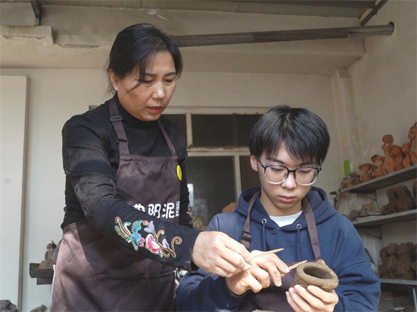 泥塑作品展示。高問攝