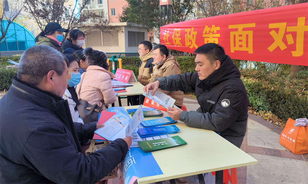 11月26日，群眾向區人社局工作人員咨詢政策問題。耿培軒攝