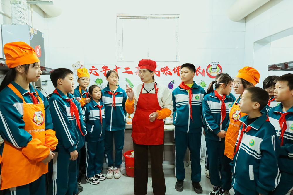 肃宁县第五实验小学教师正在讲解炒菜注意事项。郭春朝摄