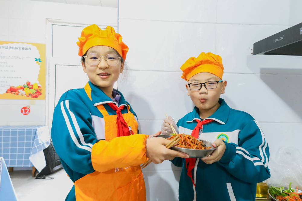 学生正在品尝自己的成果。郭春朝摄