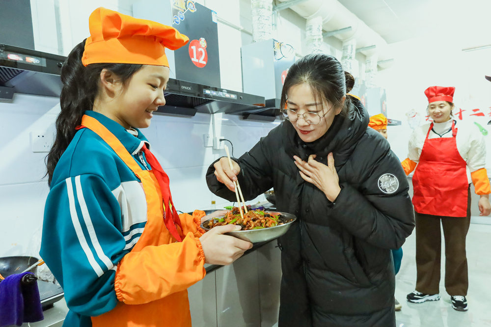 学生邀请老师品尝自己的成果。郭春朝摄