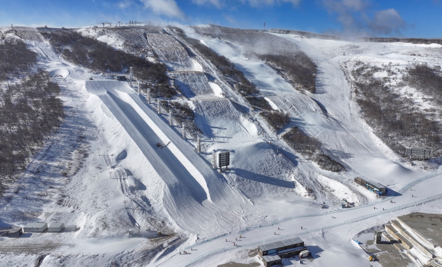 雪道整理机在张家口市崇礼区云顶滑雪公园u型场地进行塑型作业(无人机照片)。武殿森摄