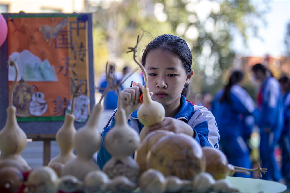 11月29日，河北省邯郸市复兴区时光小学的孩子们利用大课间时间用烙铁刻成语故事烙画。聂长青摄