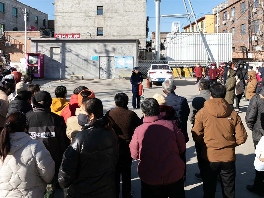 11月27日，在河北省高碑店市北城街道南辛庄村開展的民宿消防安全培訓會中，消防宣講員正在向民宿從業人員講解消防知識。祖嘉誠攝