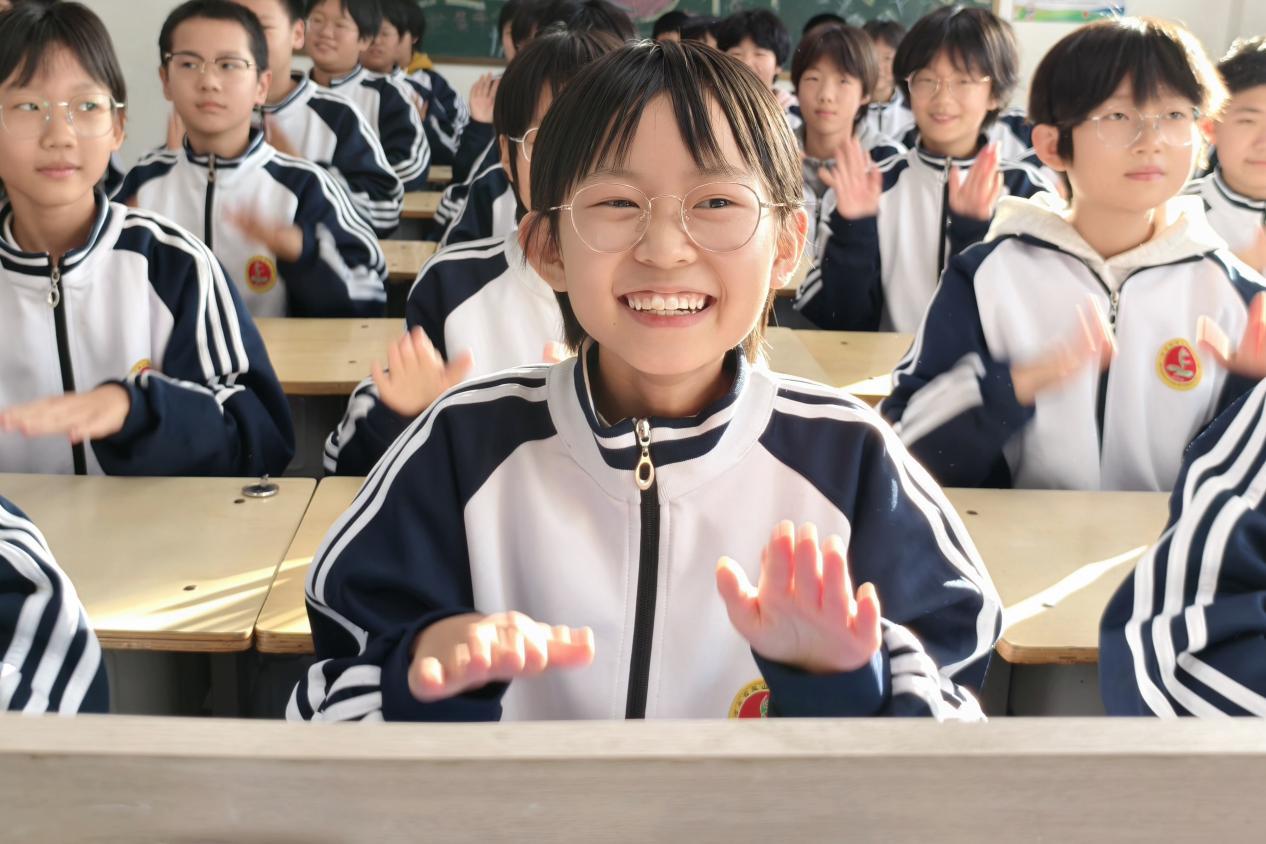 鹽山縣第六中學“課桌舞”讓學生的大課間更快樂。王武超攝