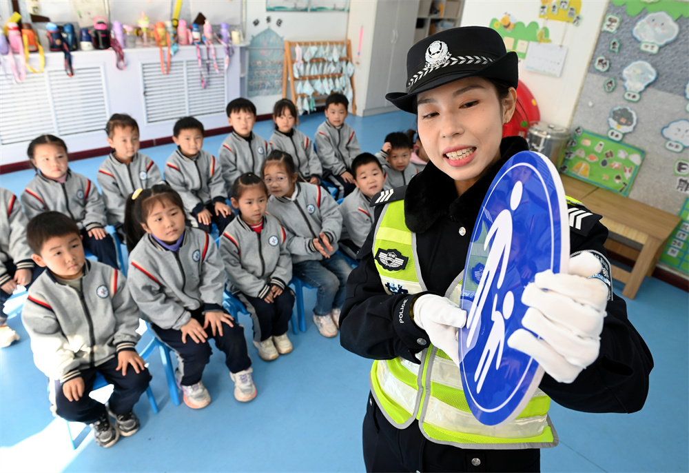 12月2日，在复兴区第一幼儿园，民警教小朋友们辨识交通标志。周绍宗摄