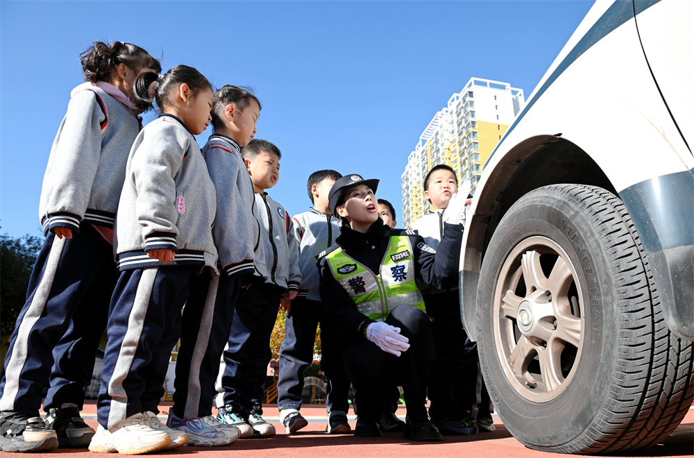 12月2日，在复兴区第一幼儿园，民警教小朋友们如何避开车辆盲区。周绍宗摄