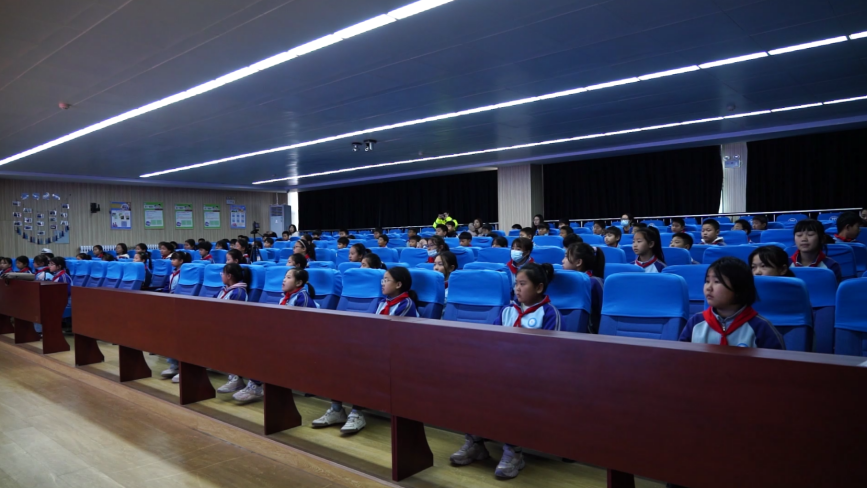 迁安市第八实验小学学生聆听迁安市公安交警大队宣传员讲解的交通安全知识。唐珺摄