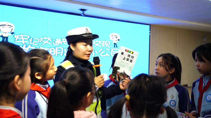 迁安市公安交警大队的宣传员在迁安市第八实验小学给学生讲解交通安全知识。唐珺摄