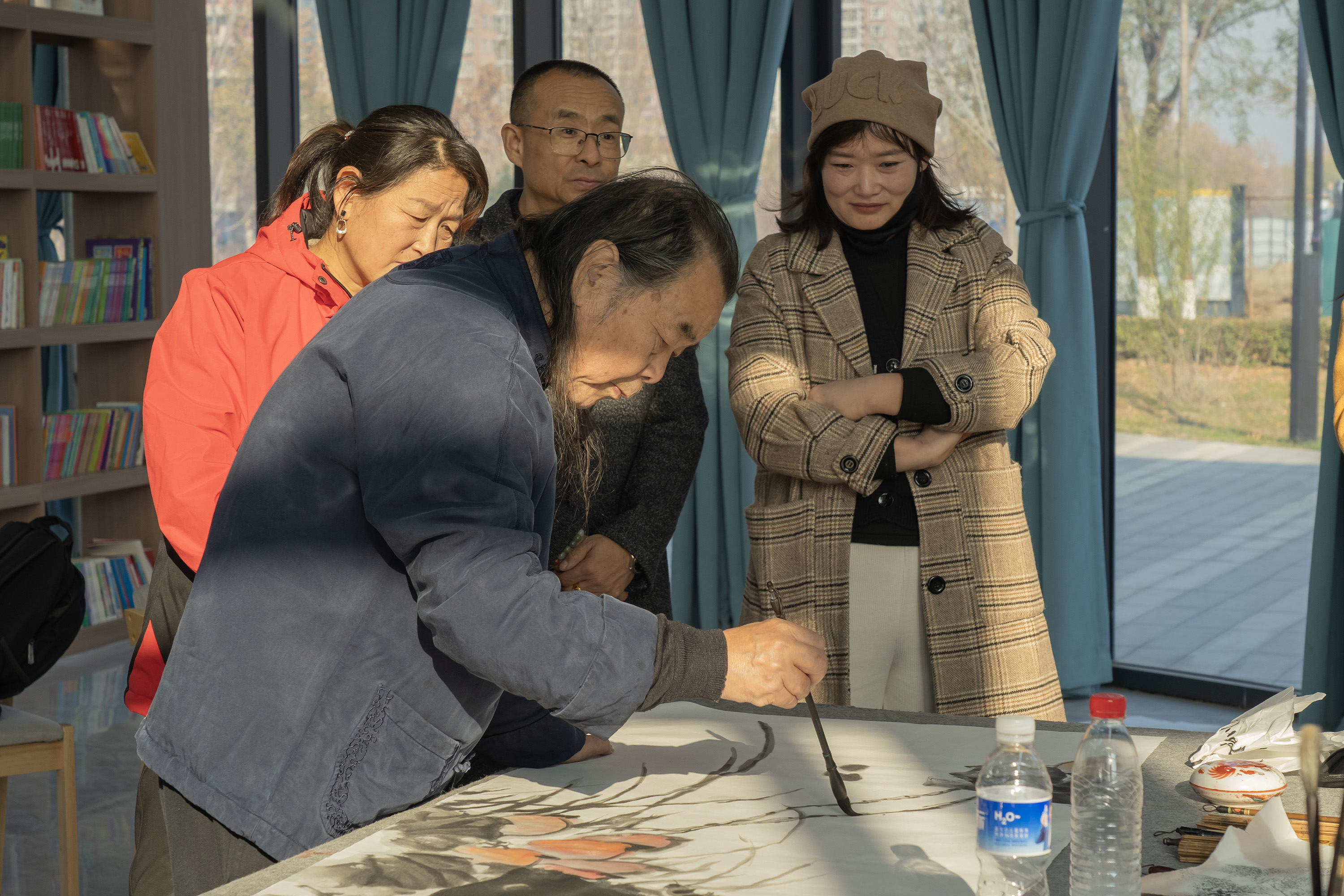高阳县北京正举沈鹏书画院河北分院授牌仪式上，交流笔会现场。司秀花摄
