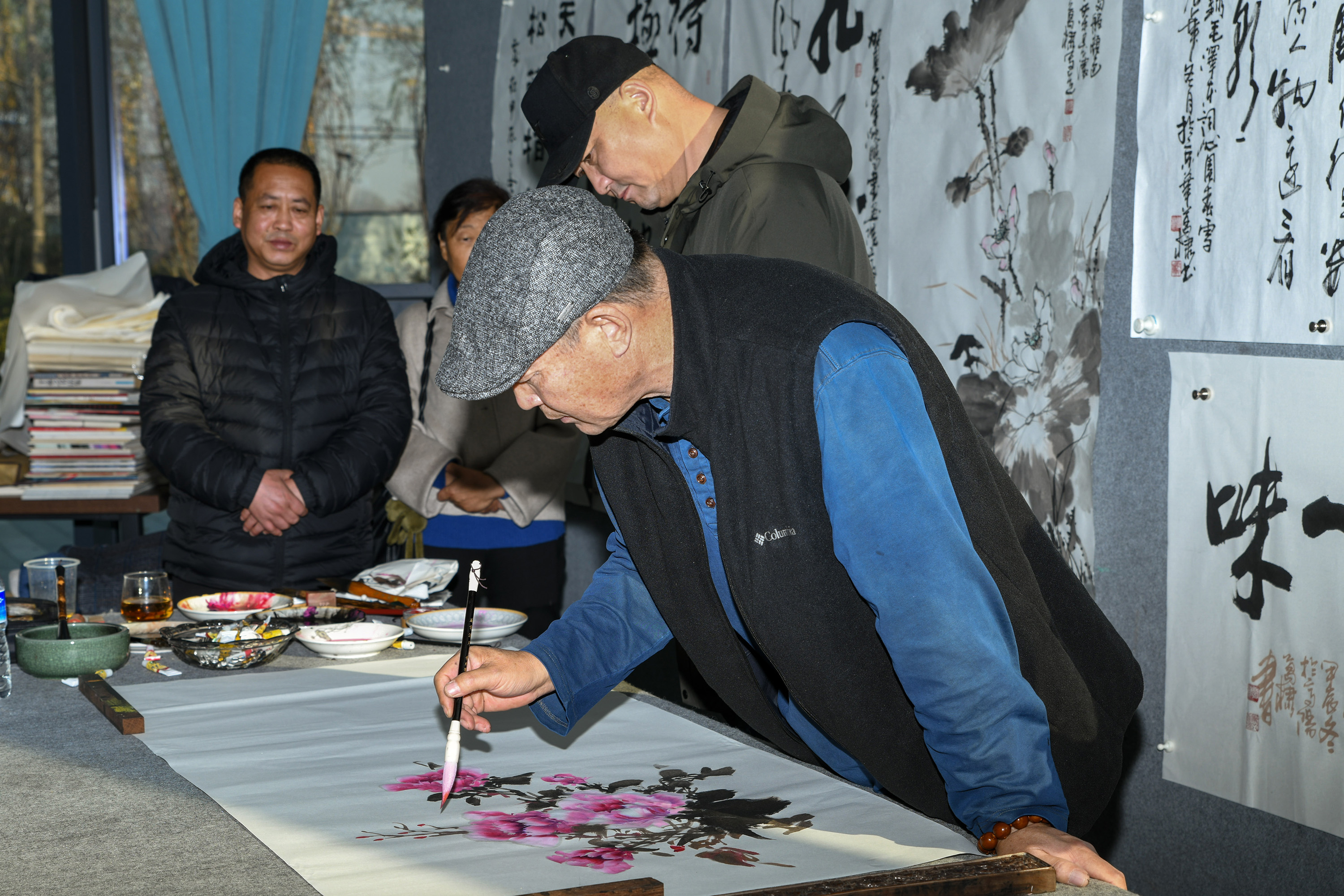 高阳县北京正举沈鹏书画院河北分院授牌仪式上，交流笔会现场。崔文吉摄