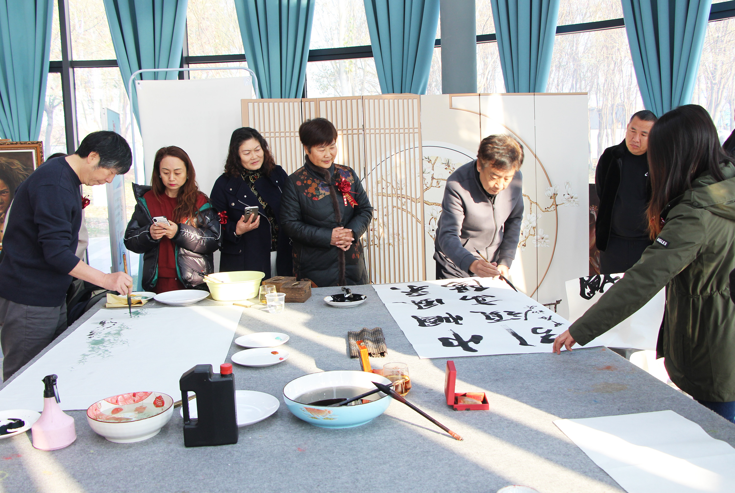 高阳县北京正举沈鹏书画院河北分院授牌仪式上，交流笔会现场。杨瀰摄