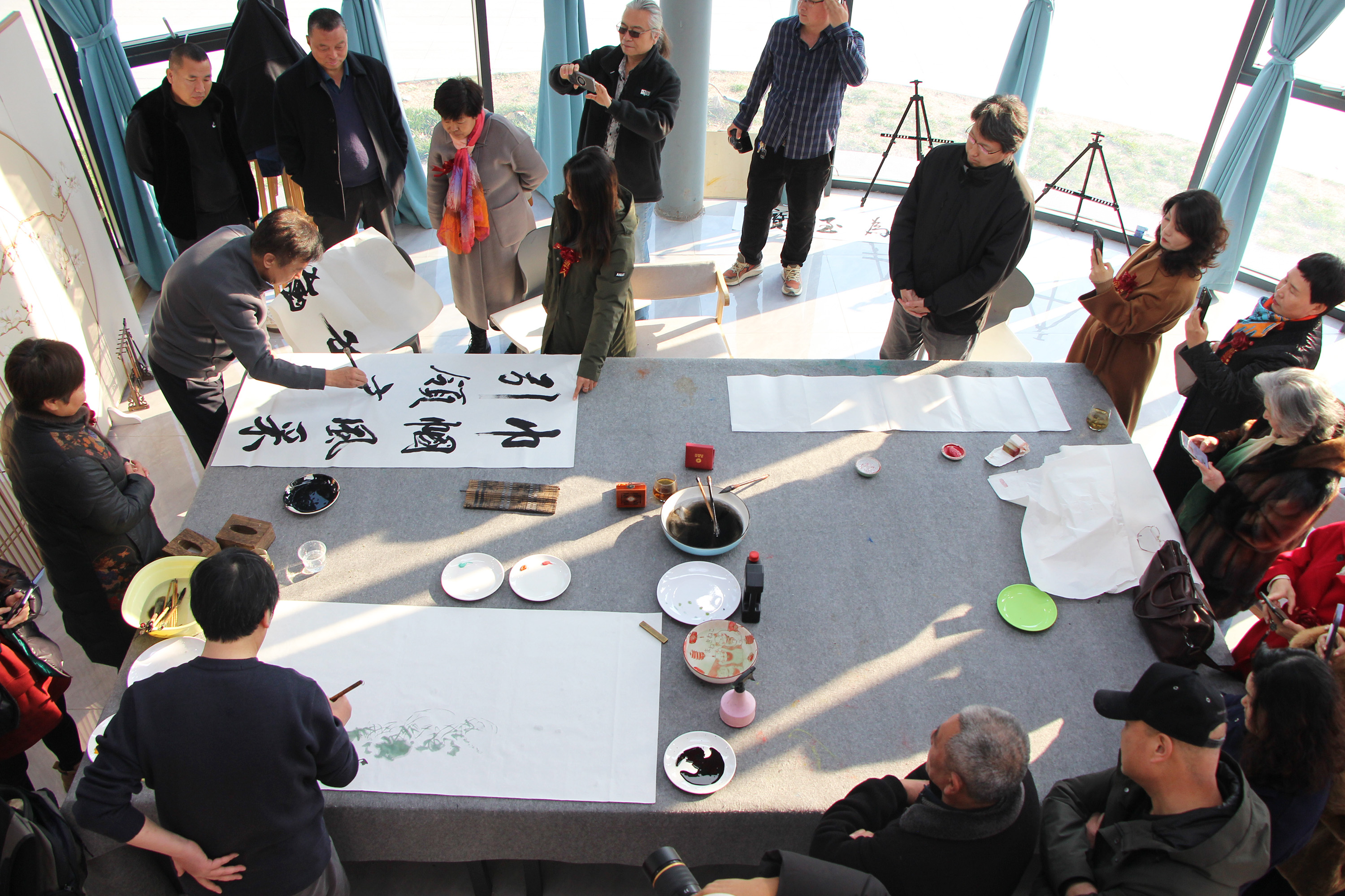 高阳县北京正举沈鹏书画院河北分院授牌仪式上，交流笔会现场。杨瀰摄