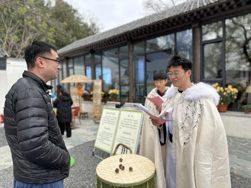 三河市福山文創市集內，游客在體驗對詩問答小游戲。高澍攝