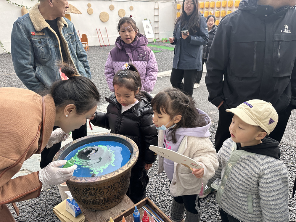 三河市福山文創市集內，孩子們在體驗漆扇制作。高澍攝