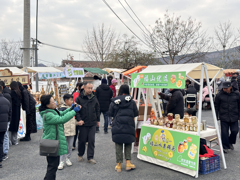 三河市福山文創市集內，眾多攤位吸引市民選購商品。高澍攝