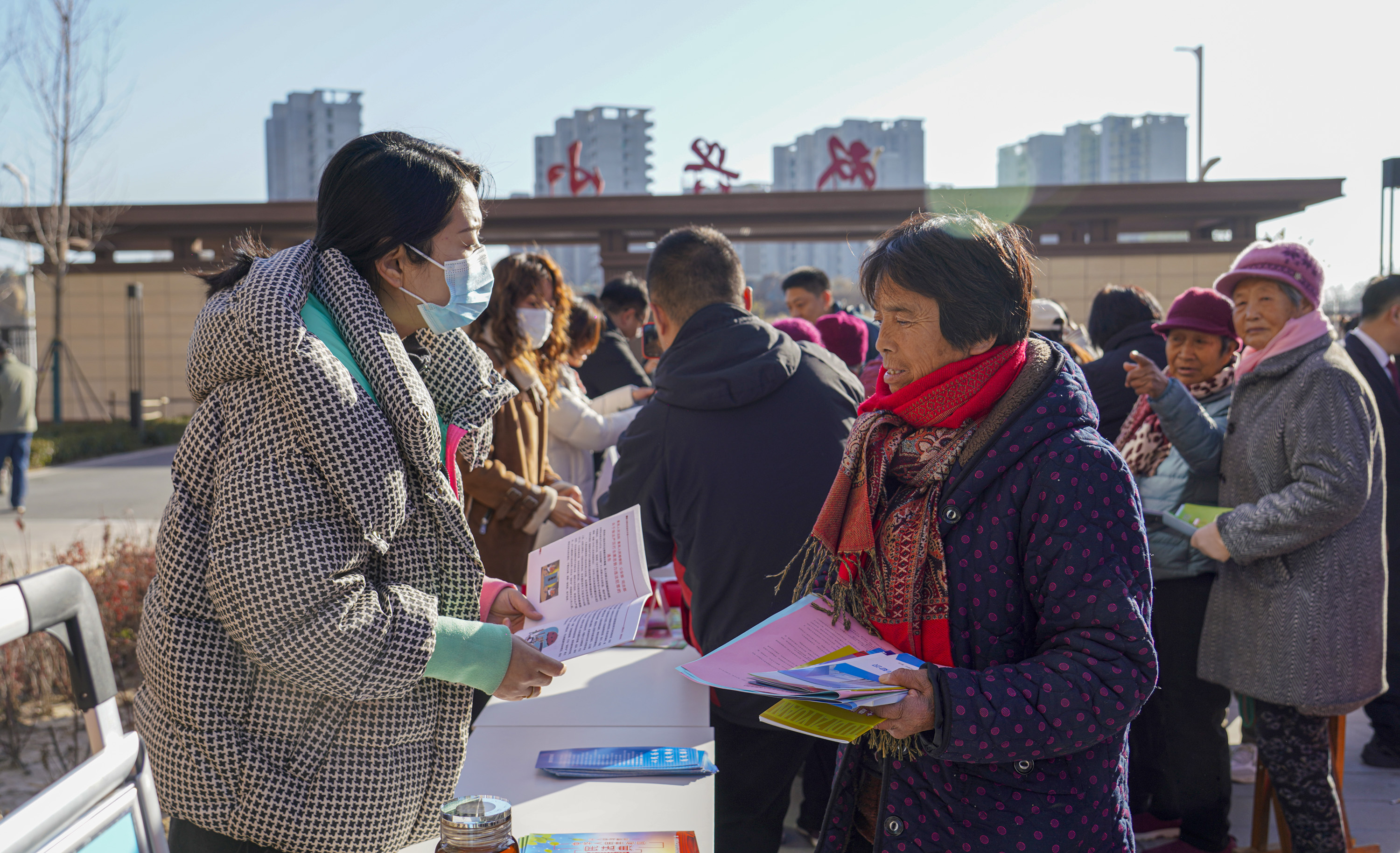 工作人员向居民发放法律宣传资料。王颖摄