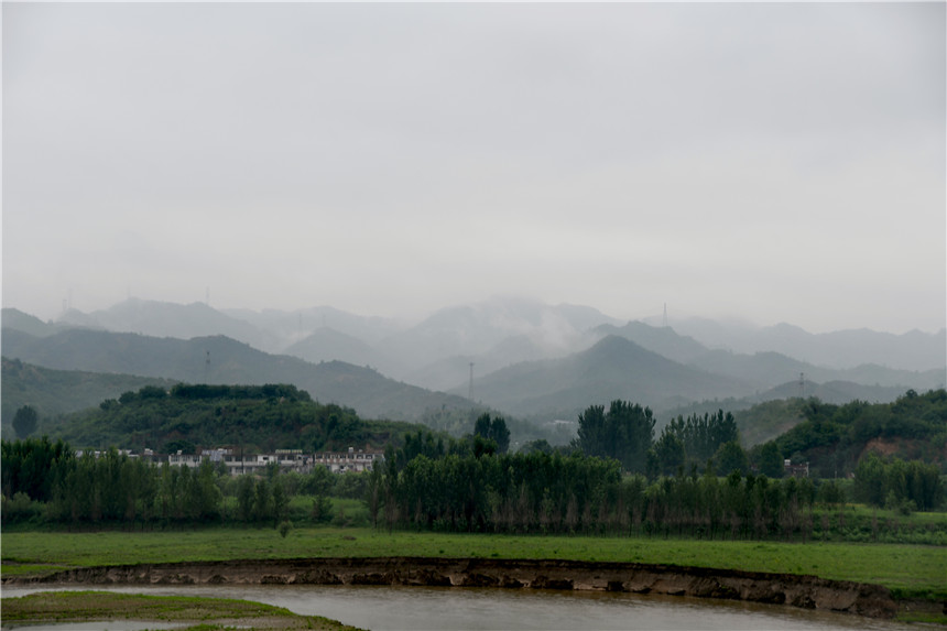 石家庄市平山县细雨绵绵。彭赟硕摄