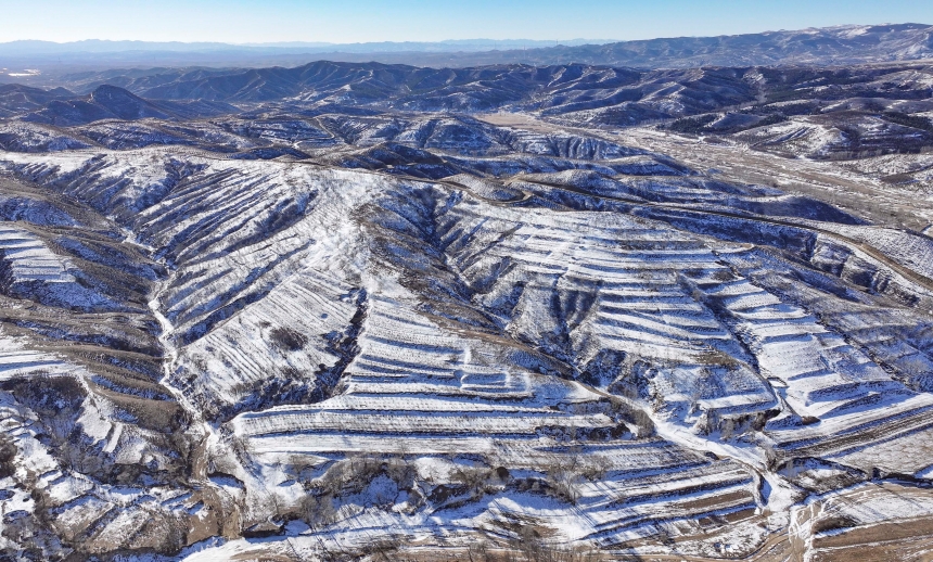 尚义县崇山峻岭被白雪覆盖，呈现出一幅冬日美景。 武殿森摄