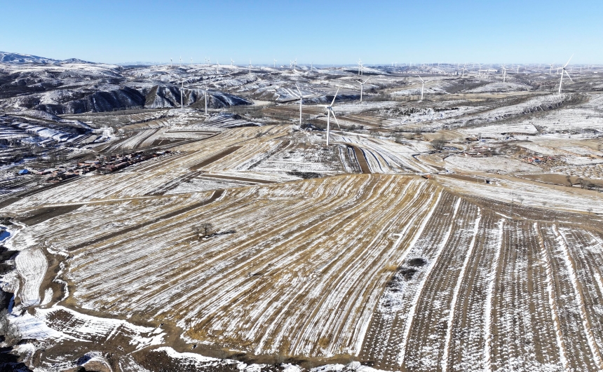 尚义县崇山峻岭被白雪覆盖，呈现出一幅冬日美景。 武殿森摄