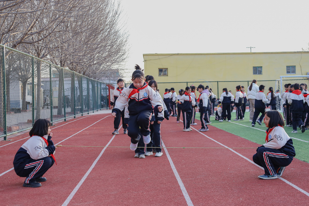 肃宁县河北留善寺镇大曲堤完小学生在课间跳绳。韩梦菊摄