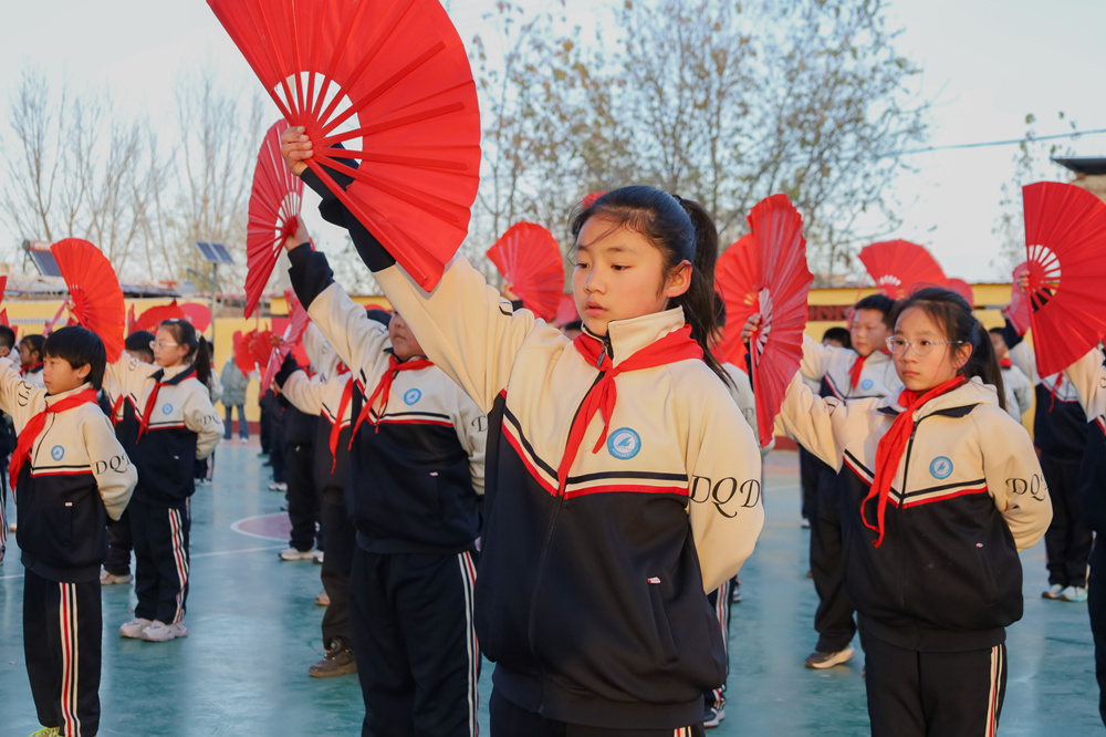 肃宁县河北留善寺镇大曲堤完小学生在课间做太极扇自编操。韩梦菊摄