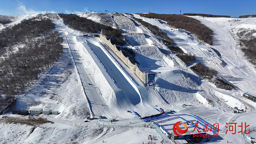 2024-2025賽季國際雪聯自由式滑雪和單板滑雪U型場地技巧世界杯比賽場地。人民網記者 李兆民攝