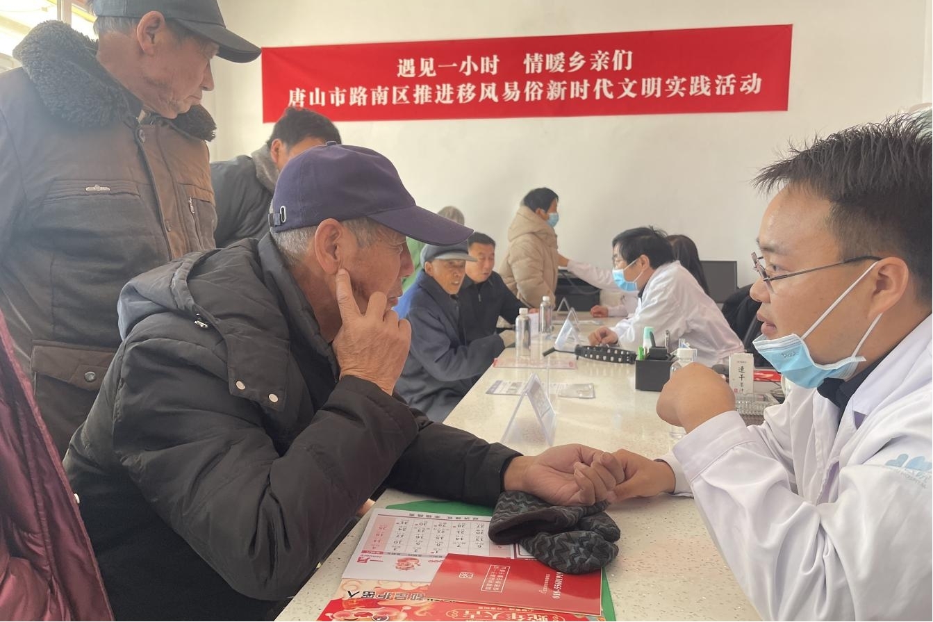 专家义诊现场。 陶圆摄