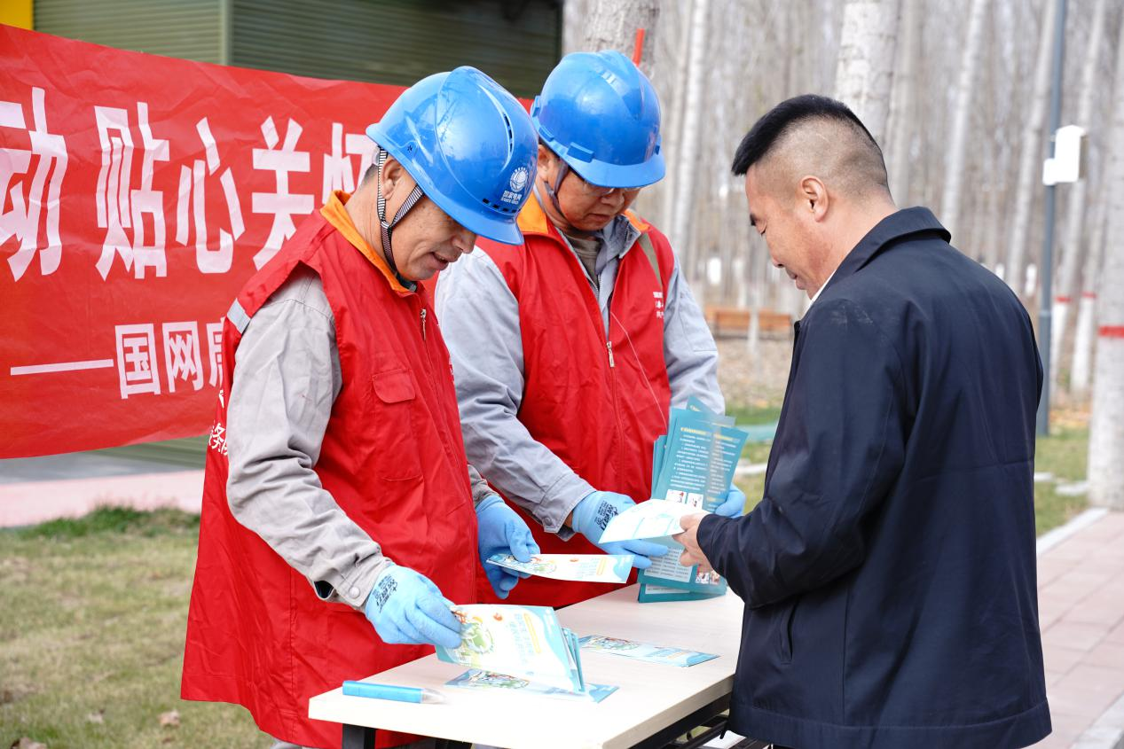 电力志愿者在双坨村开展安全用电宣传。姚凤亭摄