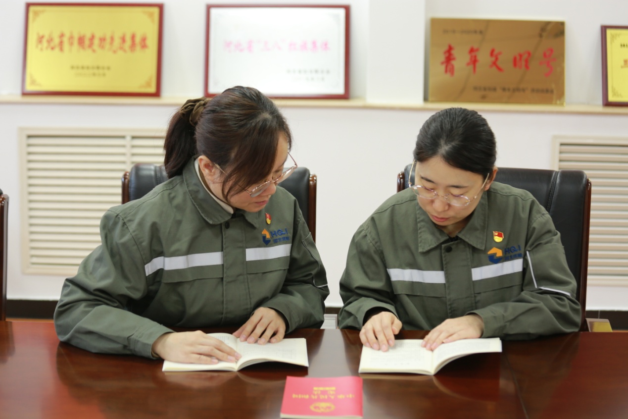 河北省质检院第四党支部青年党员学习宪法。毛延锋摄